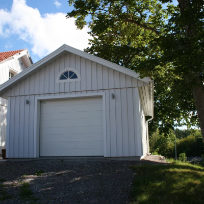 Garage med rejäl lockpanel
