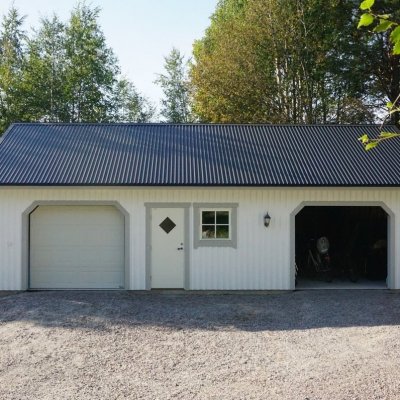 Garage med carport och förråd