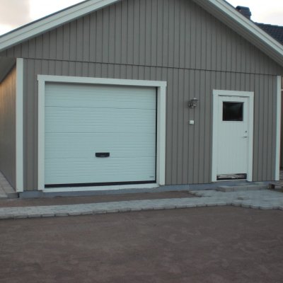 Garage med port och dörr
