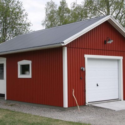 Rött enkelgarage