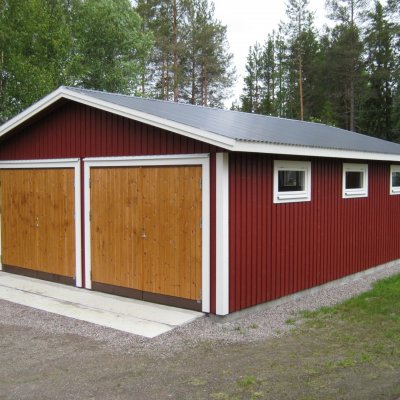 Dubbelgarage med slagportar