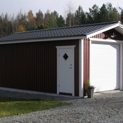 Garage med en slät vit port