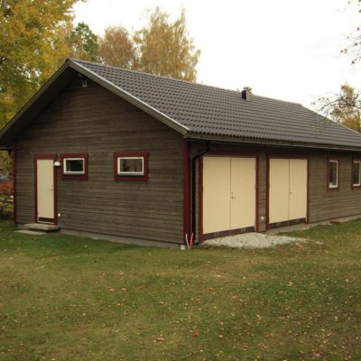 Dubbelgarage med liggande panel