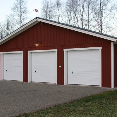 Stort garage för tre bilar