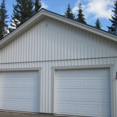 Dubbelgarage med ribbpanel