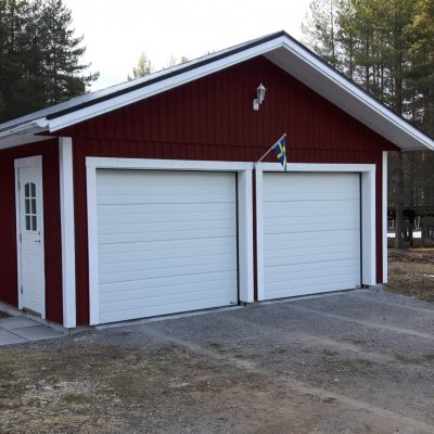 Dubbelgarage med sidoingång